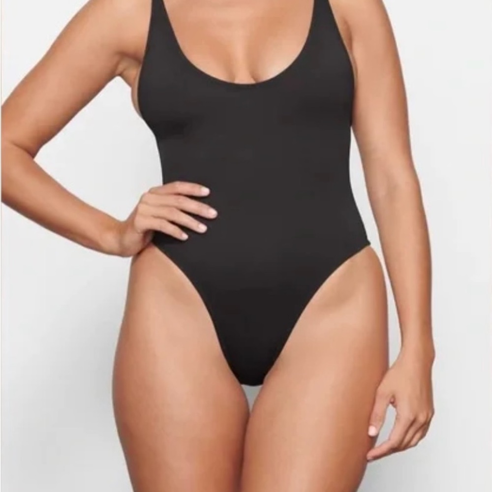 NWT 2X SKIMS Black One Piece Swimwear High-Cut Scoop Neck